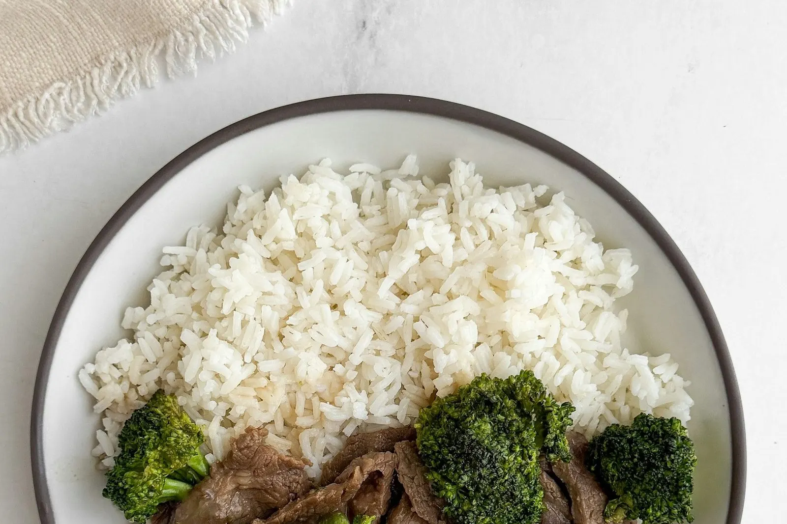 Plato de arroz con carne y verduras